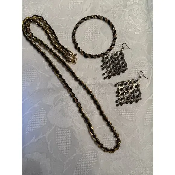 Vintage Trifari Necklace with Matching Bracelet and Earrings - Picture 3 of 6